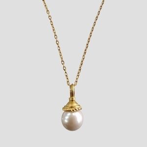 Elegant Gold and Pearl Pendant Necklace